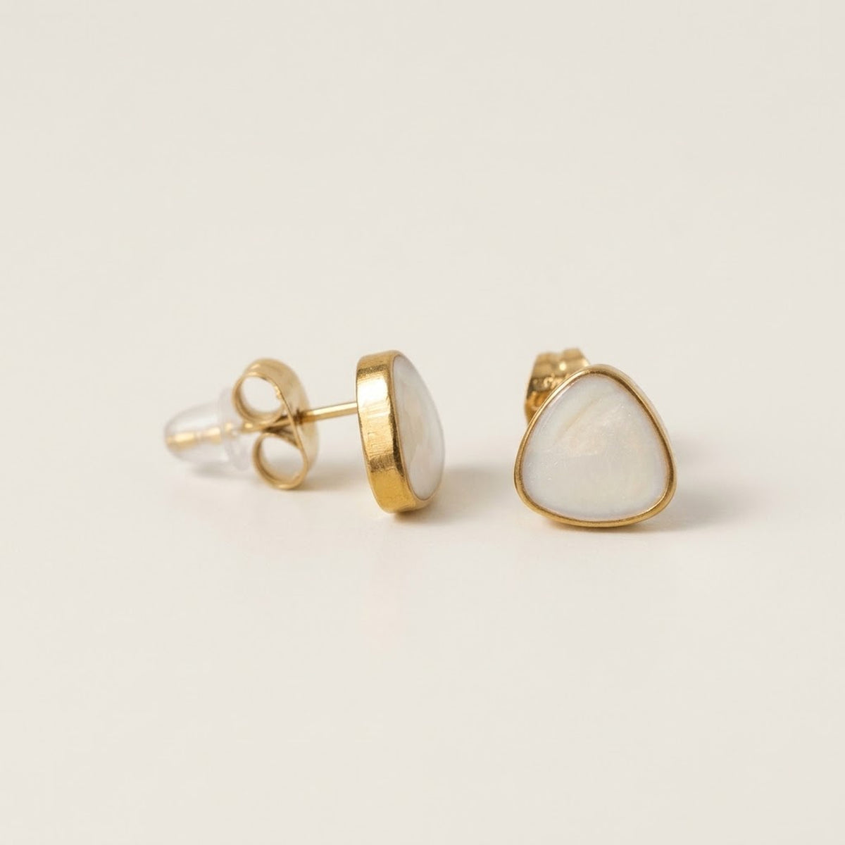 ミニ トライアングル ピアス